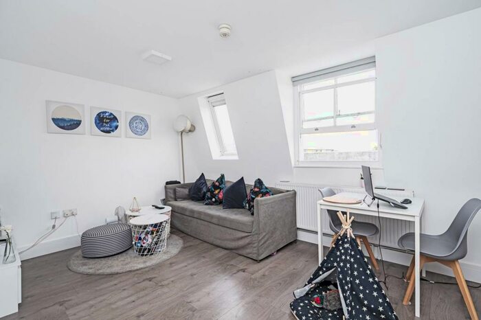 1 Bedroom Flat To Rent In Navarino Road, London Fields, London, E8