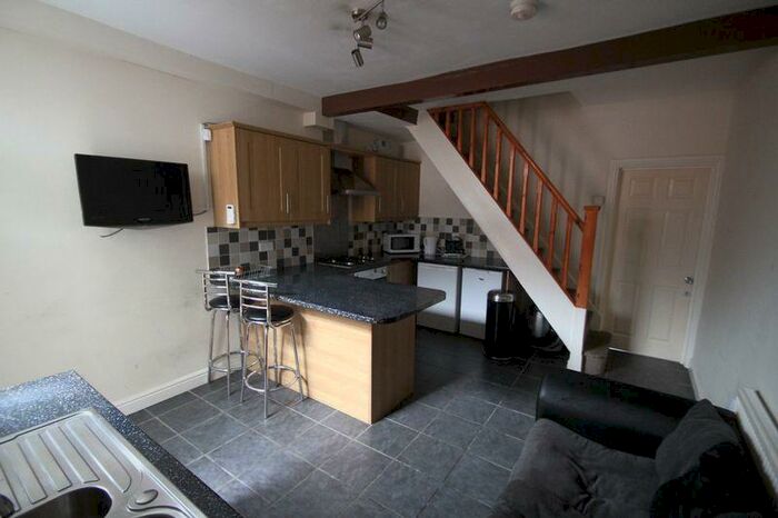 3 Bedroom Flat To Rent In Ilkeston Road, Nottingham, NG7