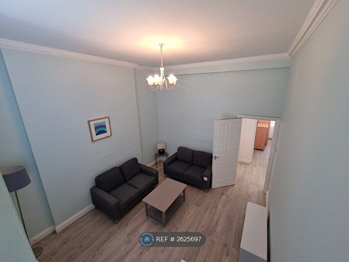 2 Bedroom Flat To Rent In Cambridge Gardens, London, W10