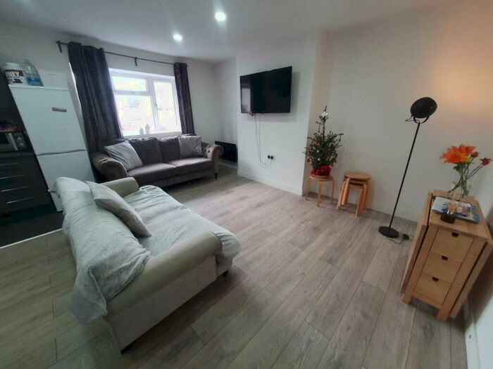 2 Bedroom Flat To Rent In Newfoundland Court, Newfoundland Road, Heath, CF14