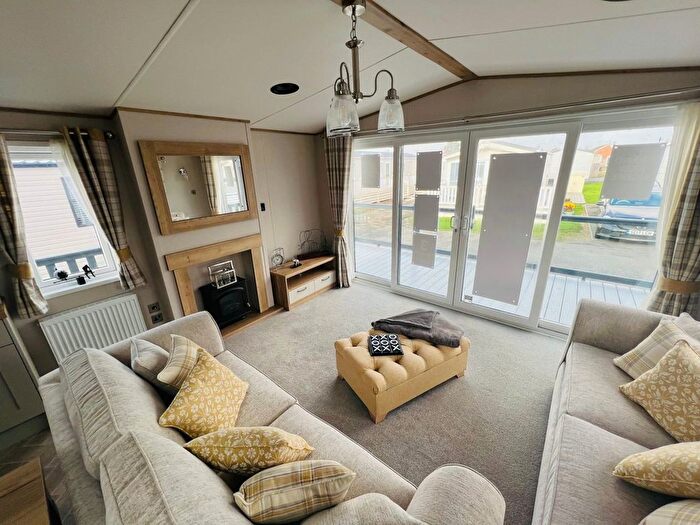 3 Bedroom Mobile/park Home For Sale In Vinnetrow Road, Runcton, Chichester, PO20