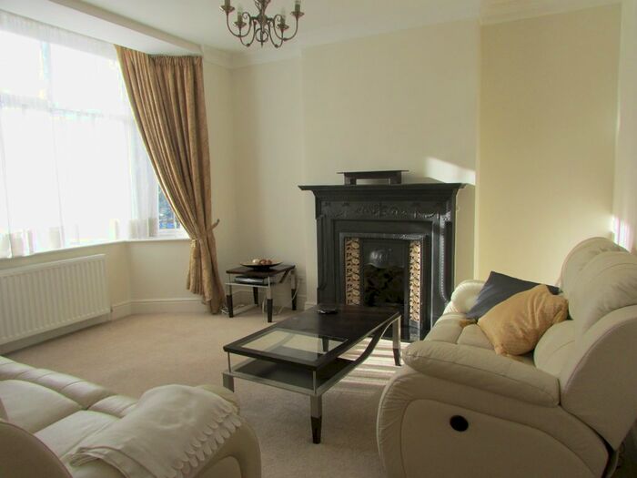2 Bedroom Flat To Rent In London Road, Sevenoaks, Kent, TN13