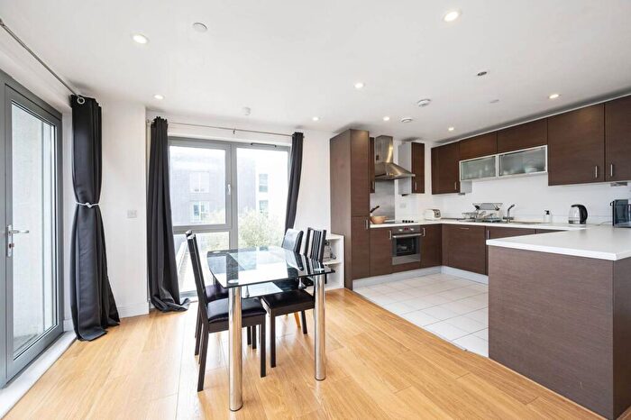 2 Bedroom Flat To Rent In Christian Street, Tower Hamlets, London, E1