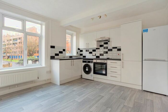 3 Bedroom Flat To Rent In Devonshire Road, Southampton, SO15