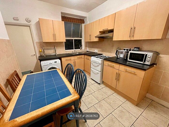 3 Bedroom Flat To Rent In Aberdeen Mansions, London, WC1N