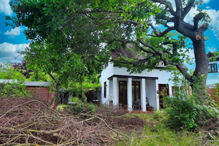 3 Bedroom Detached House For Sale In Deveron Way, Romford, RM1