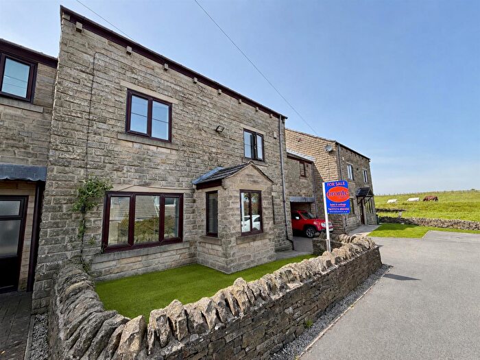 5 Bedroom Link Detached House For Sale In Alton Croft, Clayton, Bradford, BD14