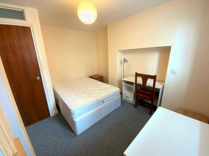 3 Bedroom Flat To Rent In Fawcett Road, Southsea, PO4