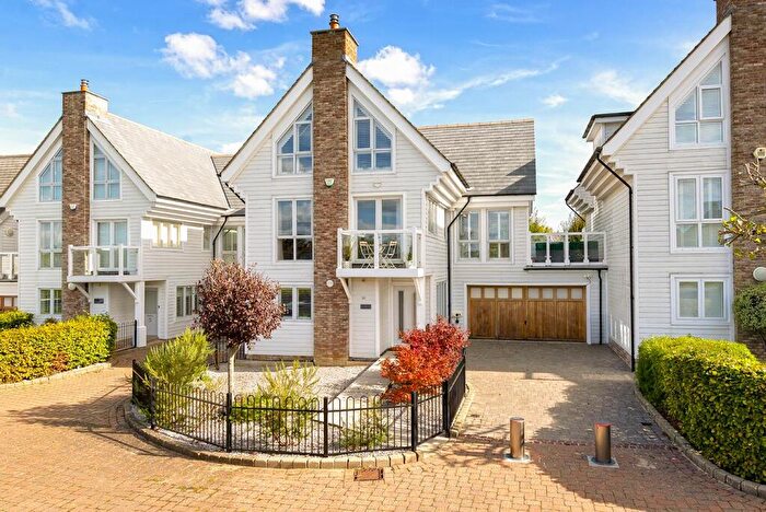 3 Bedroom Detached House For Sale In Rougemont, Kings Hill, ME19