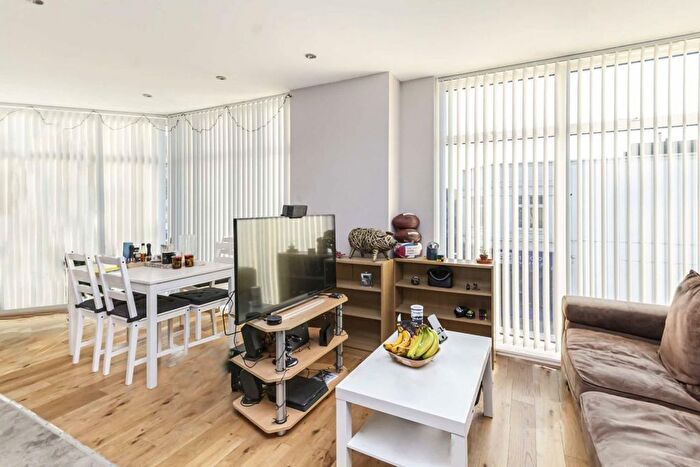 2 Bedroom Flat To Rent In Broadway, London, W13