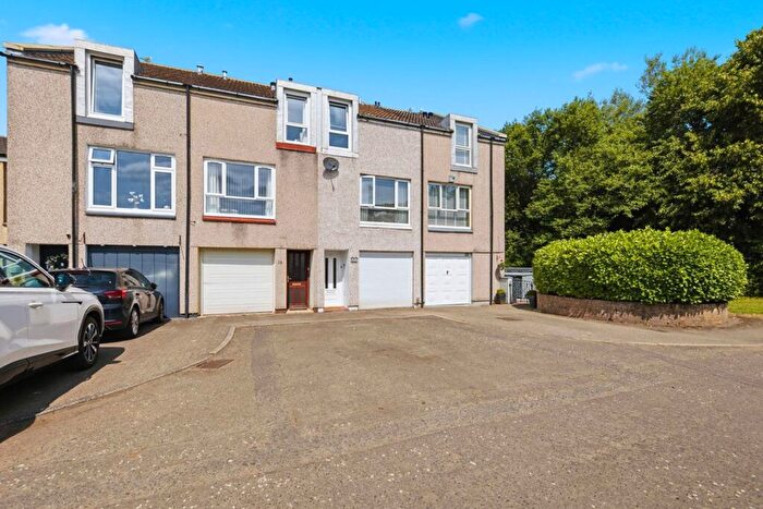 3 Bedroom Town House For Sale In Mains Wood, Erskine, PA8