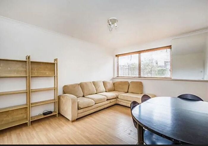 2 Bedroom Flat To Rent In Parkgate Road, London, SW11