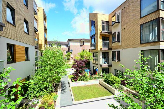 3 Bedroom Flat To Rent In Granville Road, Cricklewood, London, NW2