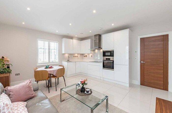 2 Bedroom Flat For Sale In Merton Road, South Wimbledon, London, SW19