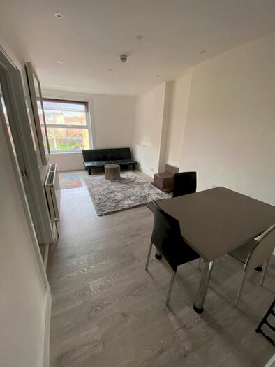 2 Bedroom Flat To Rent In Goldhawk Road, Hammersmith, W12