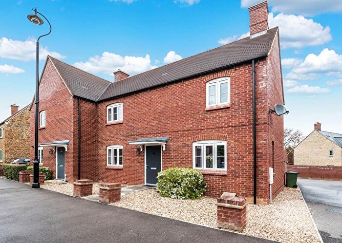 3 Bedroom Semi-Detached House To Rent In Poppyfields Way, Brackley, NN13