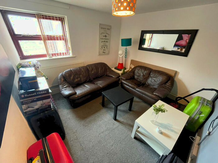 3 Bedroom Apartment To Rent In Belle Vue Road, Leeds, West Yorkshire, LS3