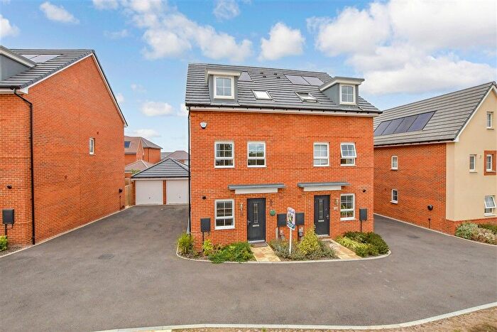 3 Bedroom Semi-Detached House For Sale In Matrix Road, Aylesford, Kent, ME20