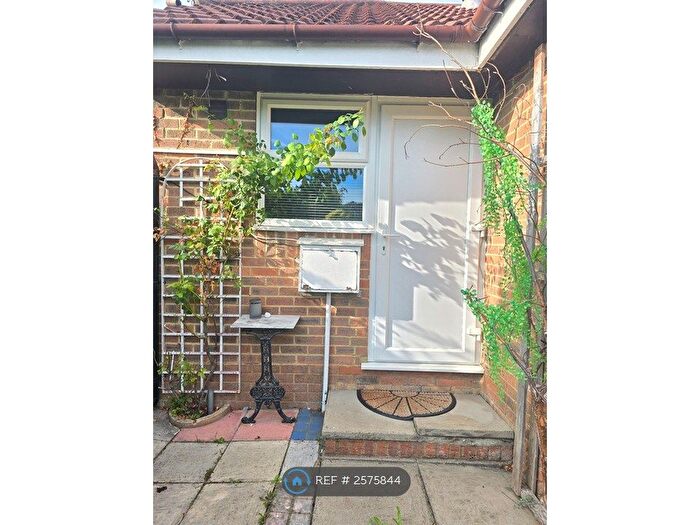Studio To Rent In Birch Grove, Potters Bar, EN6