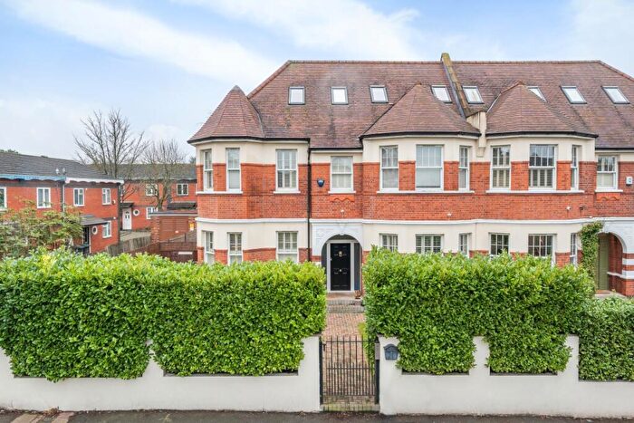 6 Bedroom Semi-Detached House To Rent In Coppetts Road London, N10
