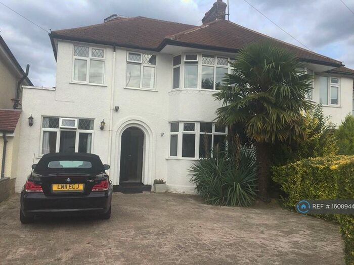 4 Bedroom Semi-Detached House To Rent In Gallants Farm Road, East Barnet, Barnet, EN4