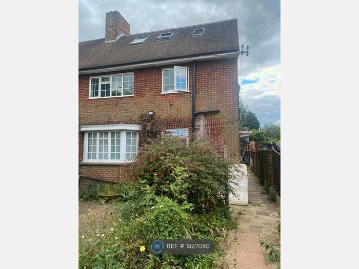 Studio To Rent In Green Road, London, N14