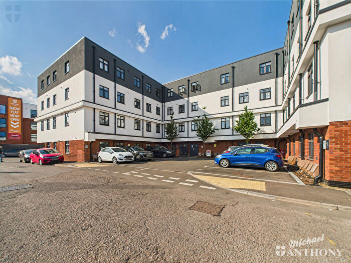 1 Bedroom Flat For Sale In Sloane House, Cambridge Place, HP20