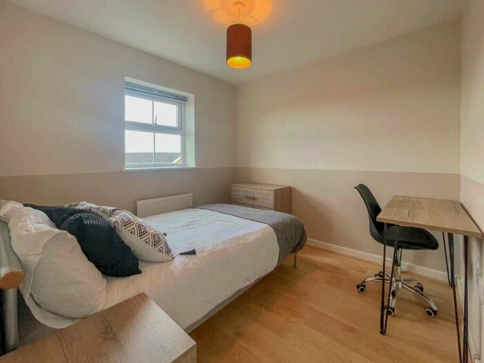 2 Bedroom Apartment To Rent In Quadrant Grove, Belsize Park, London, NW5