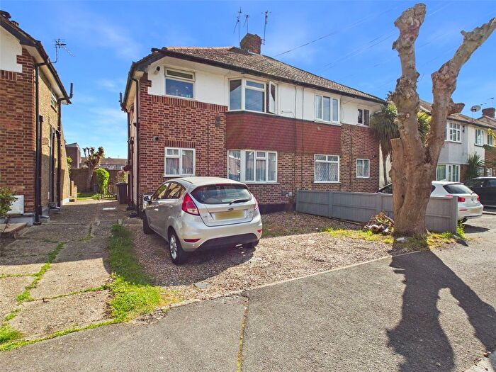 2 Bedroom Maisonette For Sale In Elmcroft Close, Feltham, TW14