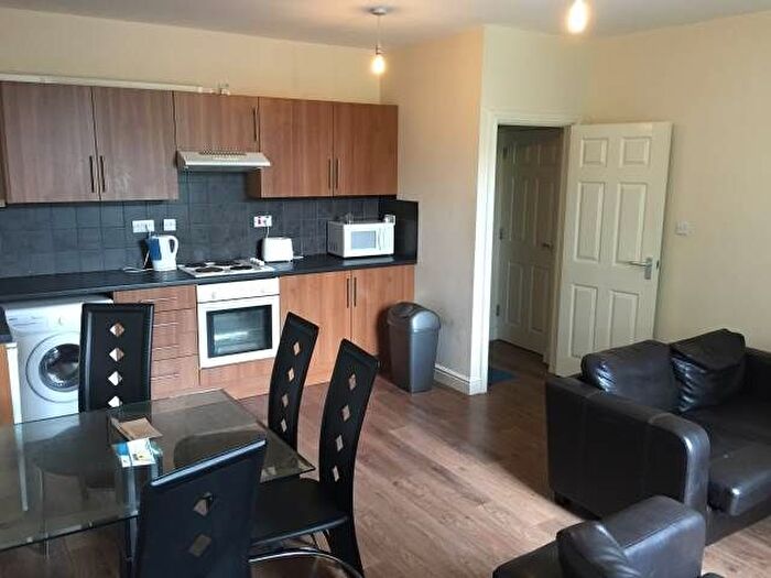 2 Bedroom Flat To Rent In Claremont, Bradford, BD7