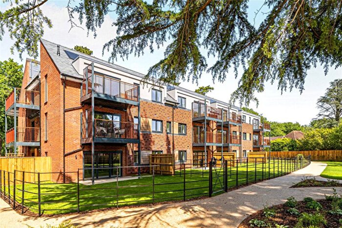 2 Bedroom Flat For Sale In Shores Road, Horsell, Surrey, GU21