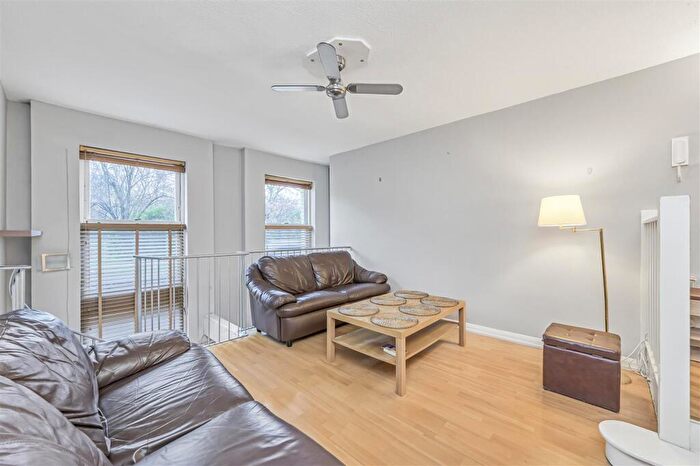 3 Bedroom Flat To Rent In Sheen Lane, London, SW14