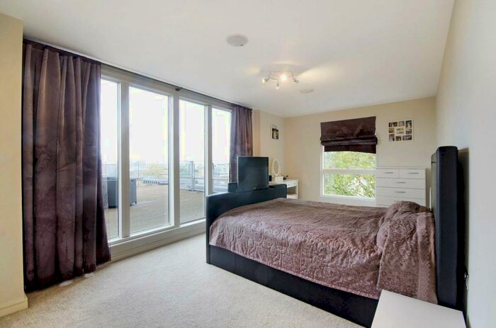 3 Bedroom Penthouse To Rent In Seren Park Gardens, Greenwich, London, SE3