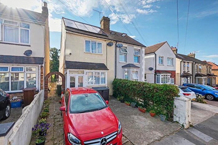 3 Bedroom Semi-Detached House For Sale In Napier Road, Gillingham, ME7
