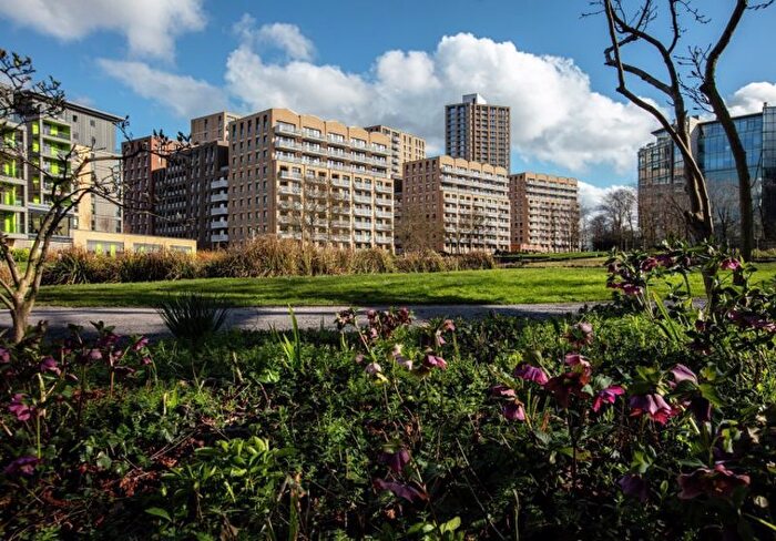 3 Bedroom Flat To Rent In Vousden Grove, West Thamesmead, London, SE28