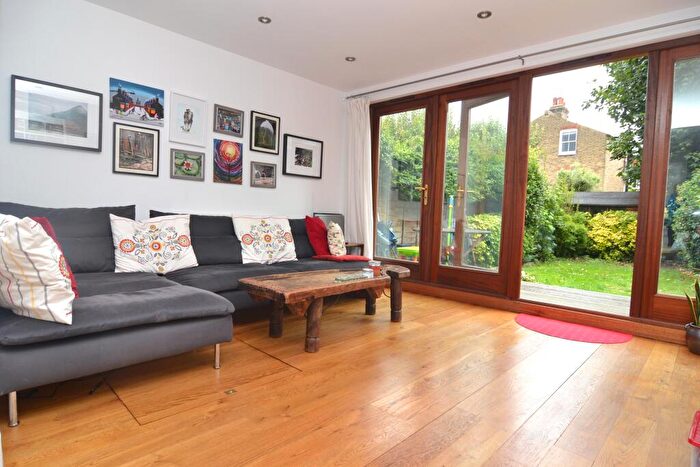 2 Bedroom Flat To Rent In Broomwood Road, Between The Commons, SW11