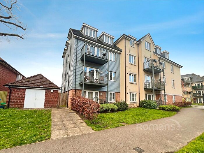 2 Bedroom Flat For Sale In Barn Avenue, Aldershot, Hampshire, GU12