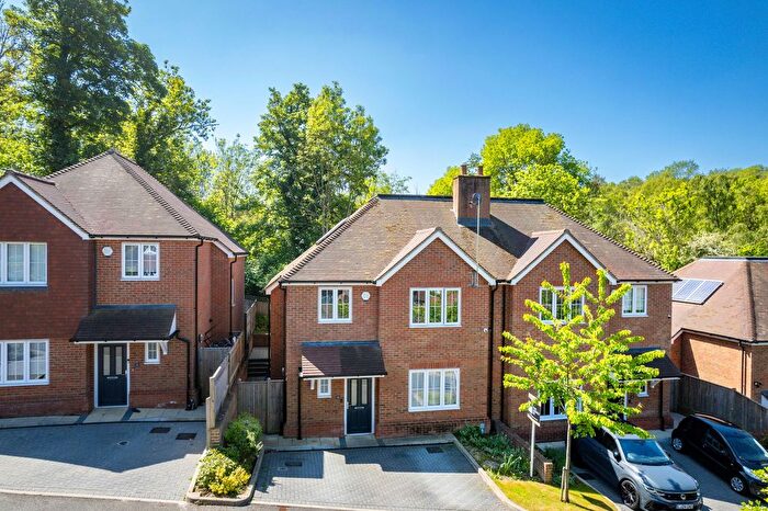 4 Bedroom Semi-Detached House For Sale In Boxford Close, South Croydon, CR2