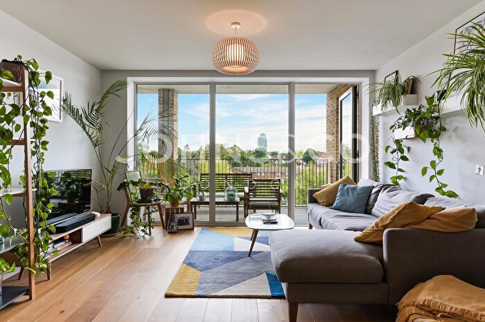 2 Bedroom Flat To Rent In Copland Court, Brentford Lock West, Brentford, TW8