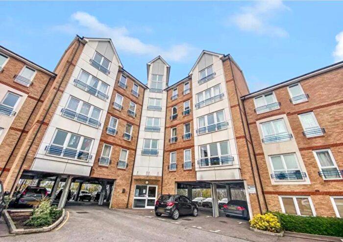 2 Bedroom Apartment For Sale In Fairfield Square, Gravesend £-£k, DA11