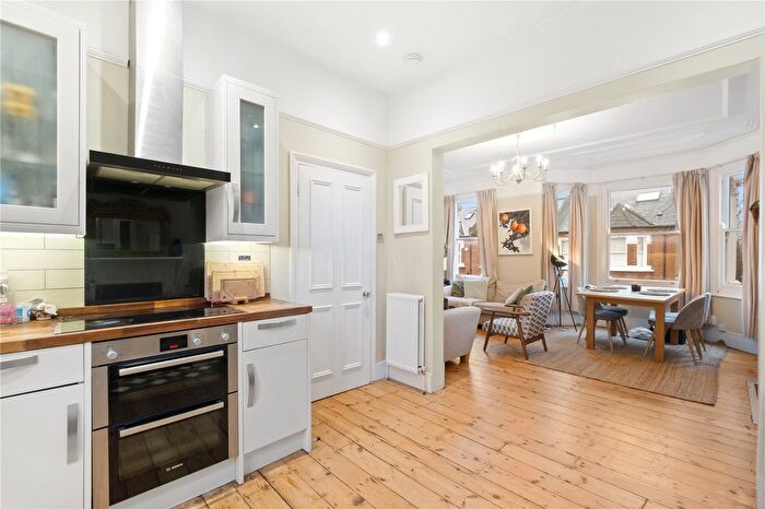 3 Bedroom Flat For Sale In Trefoil Road, Wandsworth, London, SW18