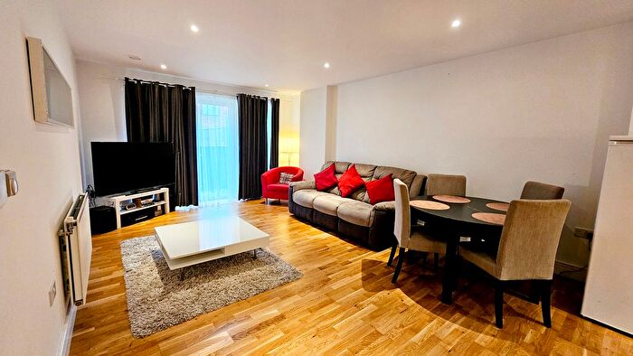 3 Bedroom Flat To Rent In High Street, Hounslow, TW3