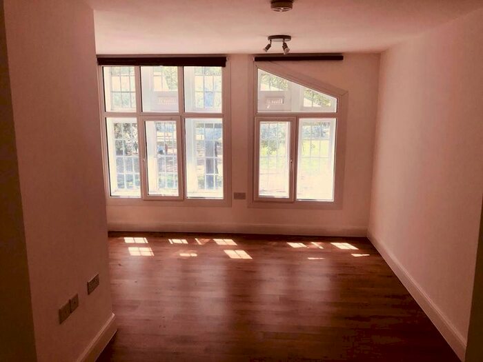 3 Bedroom Flat To Rent In Uxbridge Road, Shepherds Bush, London, W12
