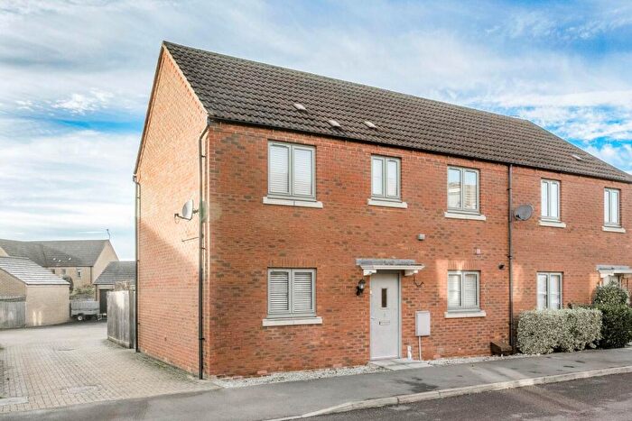 3 Bedroom Semi-Detached House For Sale In Fair Isle View, Oakridge Park, MK14