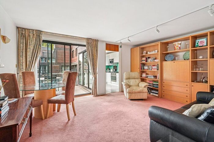 1 Bedroom Flat For Sale In Crown Reach, Grosvenor Road, SW1V