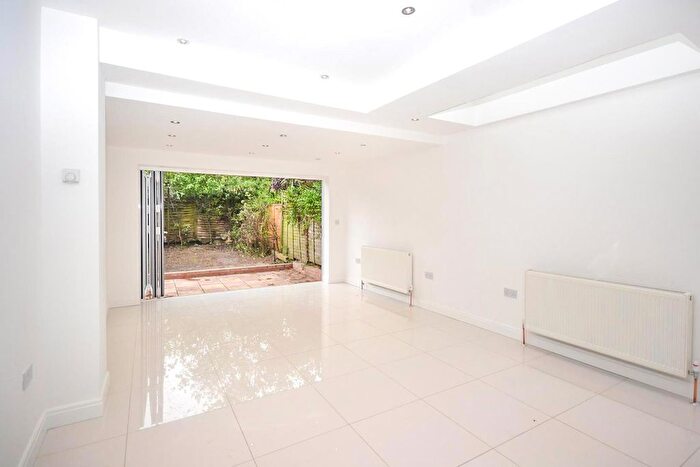 4 Bedroom Property To Rent In Pevensey Road, London, SW17