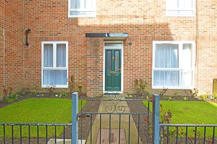 3 Bedroom Maisonette To Rent In Mullet Gardens, Bethnal Green, E2