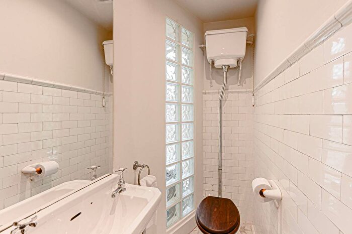 1 Bedroom Flat For Sale In De Vere Gardens, South Kensington, London, W8