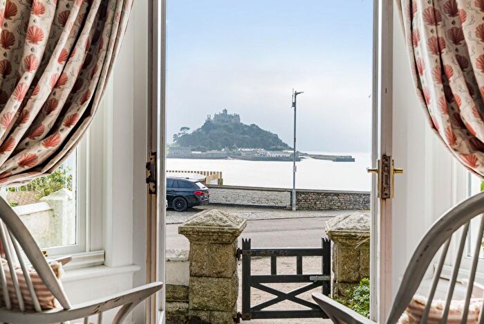 2 Bedroom Flat For Sale In North Street, Marazion, TR17