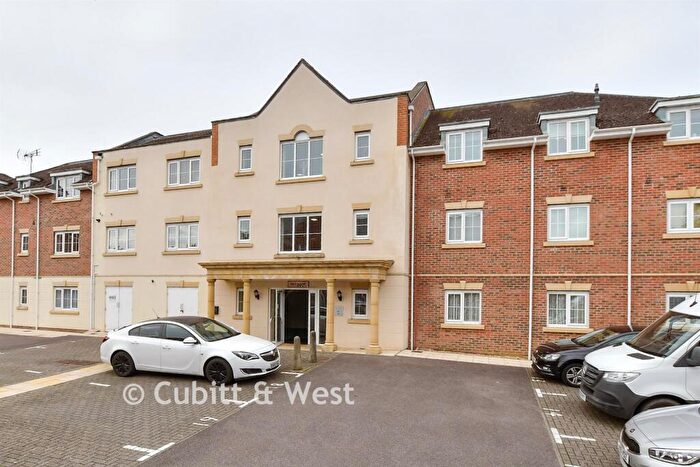 2 Bedroom Flat For Sale In Spiro Close, Pulborough, West Sussex, RH20